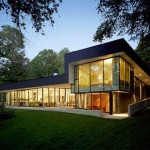 Modernistic glass houses for green living enthusiasts