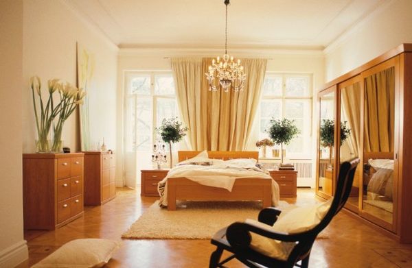 natural-bedroom-decoration-with-black-relax-chair-home-decoration-590x384